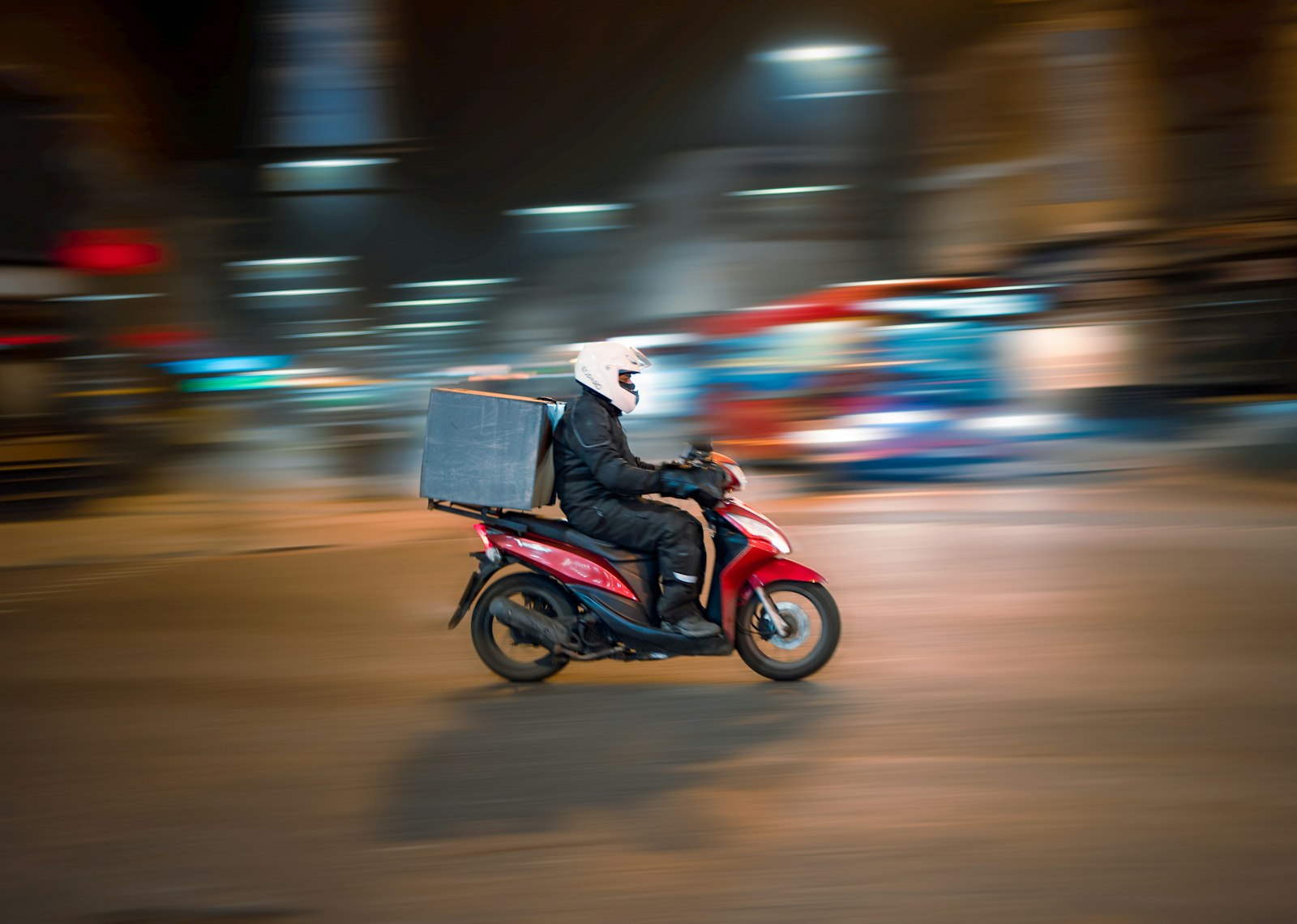 delivery driver carrying food orders for gig work