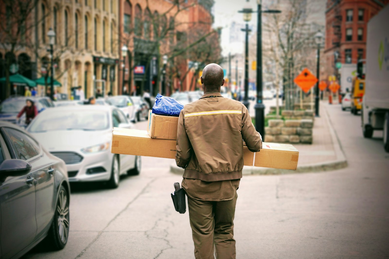 delivery worker carrying food orders for a DoorDash driving shift