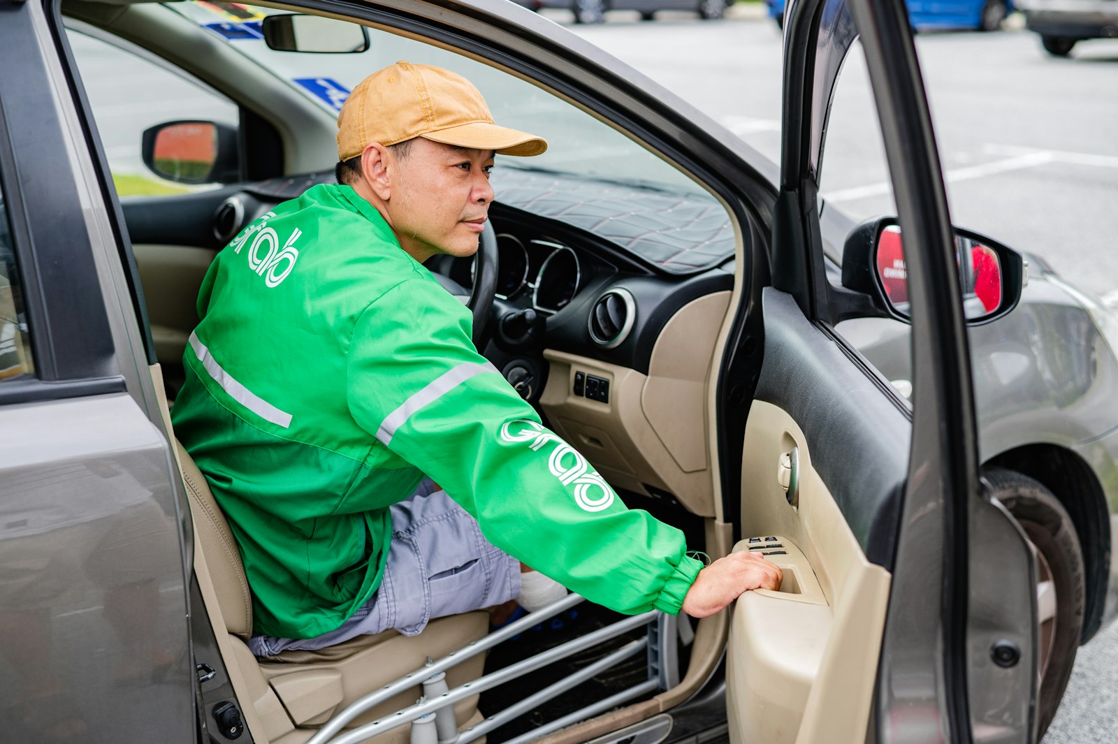 driver sitting in a car representing grocery delivery work