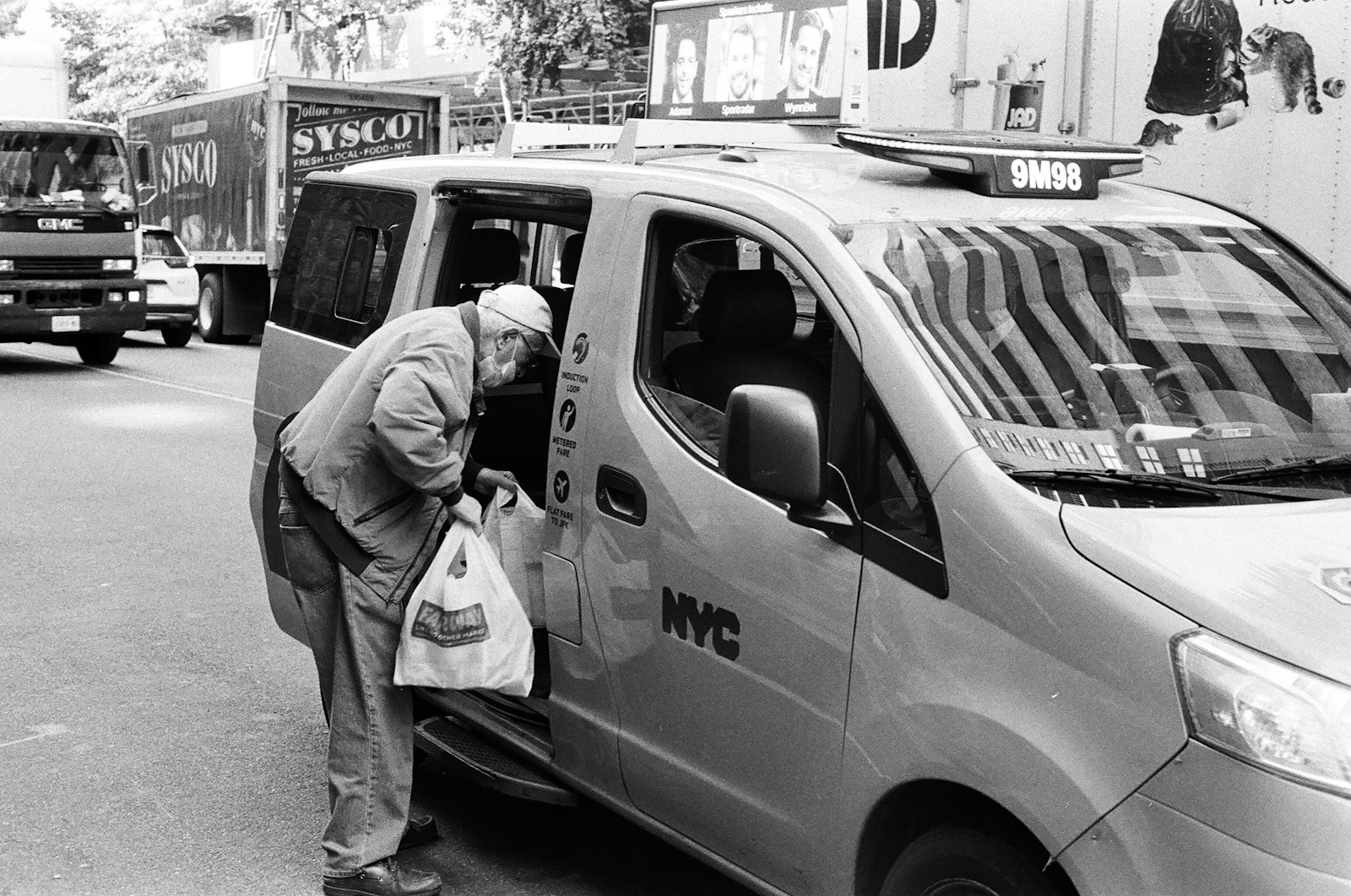 delivery worker opening a van for package delivery work